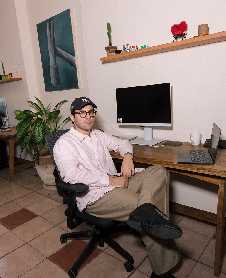 Cesar Estrada, Diseñador Web y Motion de Calo — retrato en su escritorio