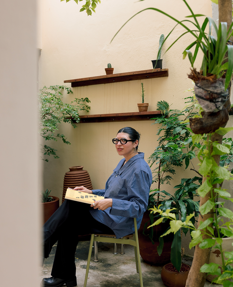 Ivonne Garcia-Ulloa, Especialista de Marca de Calo — retrato leyendo en el estudio