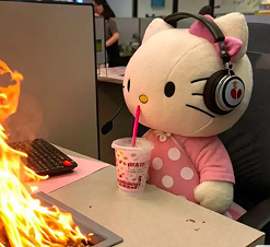 Peluche de Hello Kitty en un escritorio en llamas