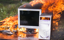 Monitor de computadora en llamas