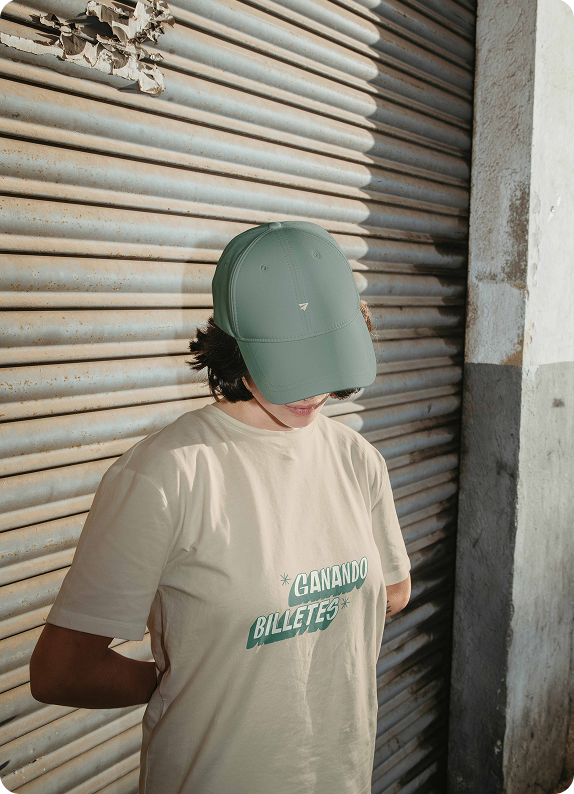 Playera de Finviar con casco verde