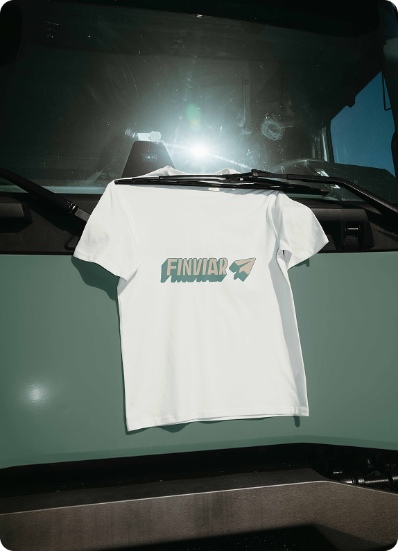 Playera blanca con el logotipo de Finviar