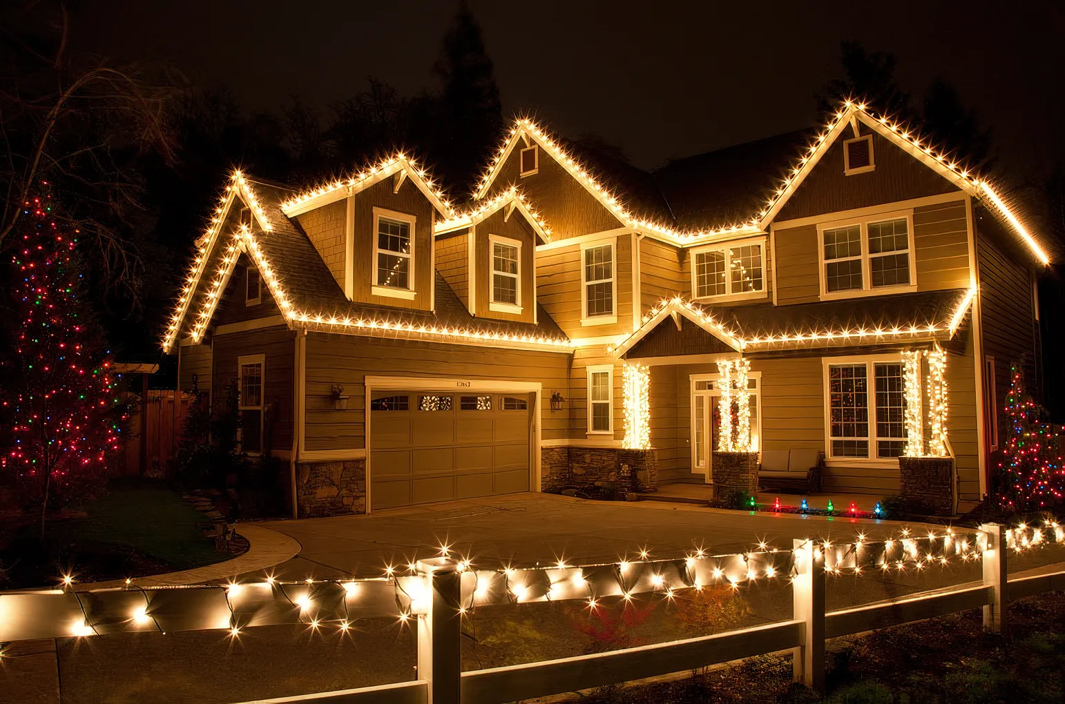 House beautifully decorated with Christmas lights.