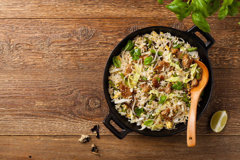 Une poêlée réconfortante de chou chinois, champignons de Paris, oignons et riz, avec la protéine de ton choix, prête en 45 min pour 4 personnes.