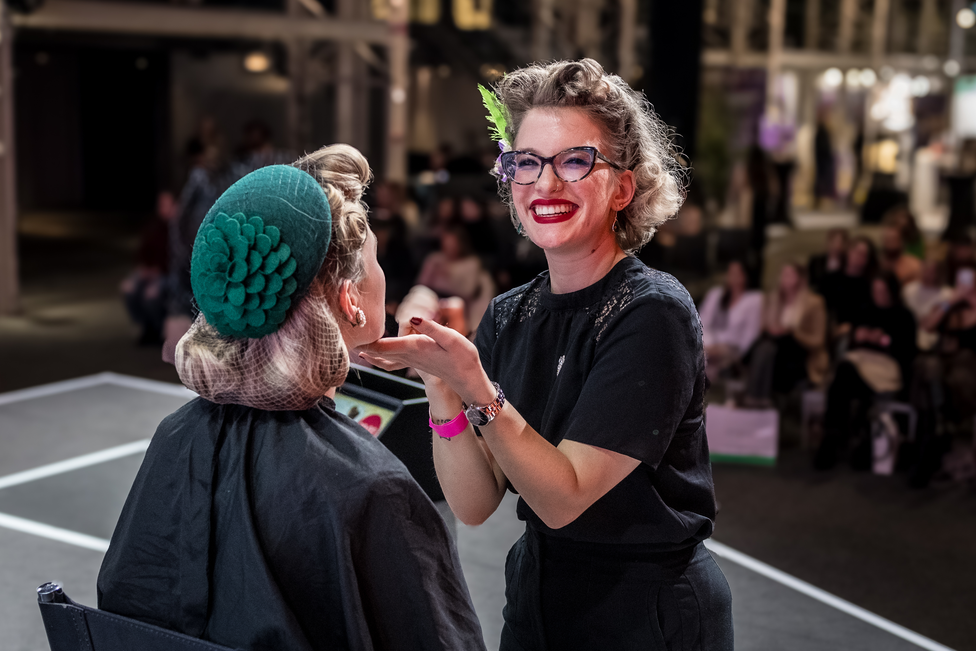 Anleitung für einen einfachen Retrokleidungsstyle, Hair and Makeupartist