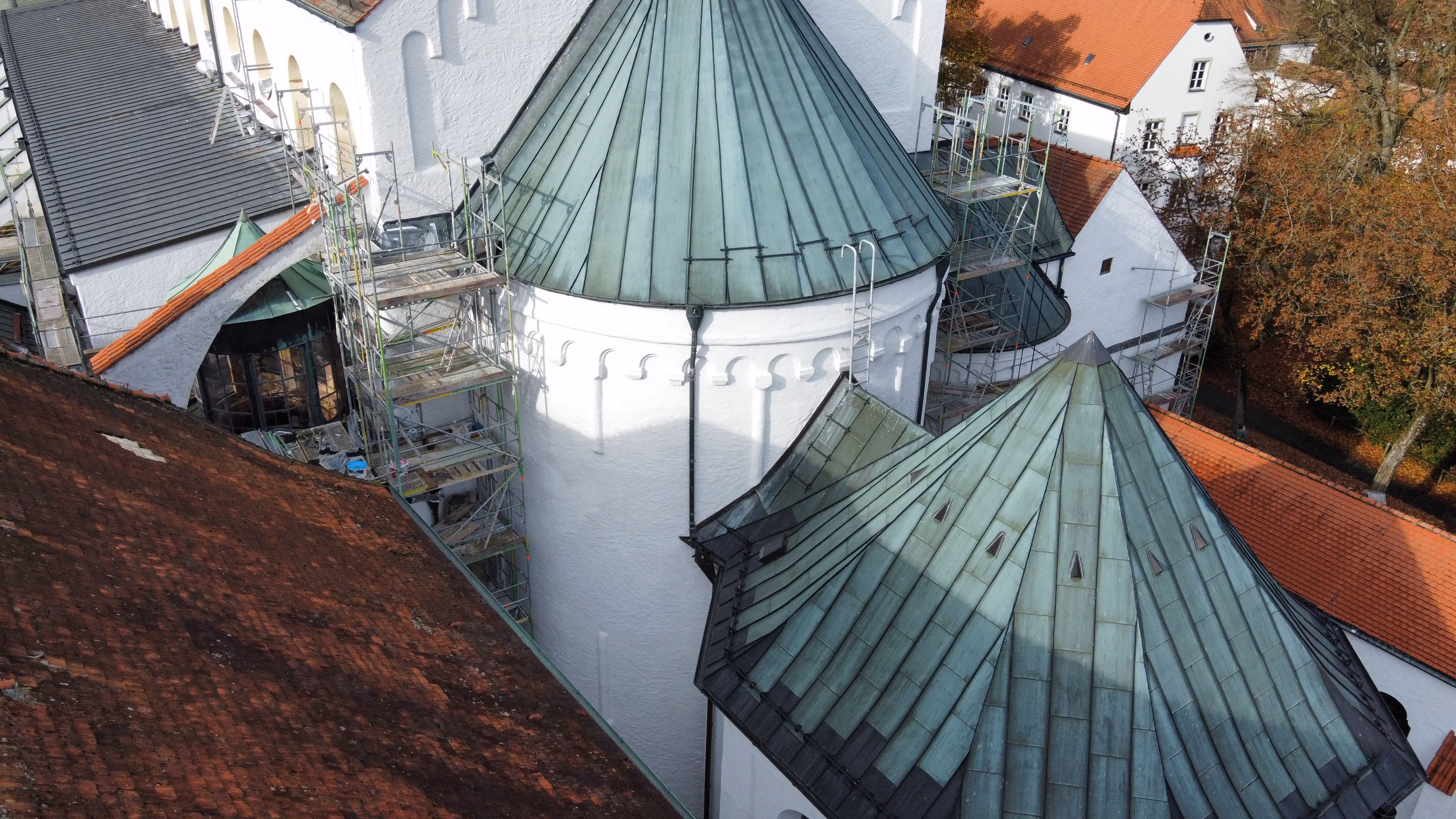 Vogelperspektive auf den Dom St. Maria und St. Korbinian mit grünen Dächern und Gerüsten.