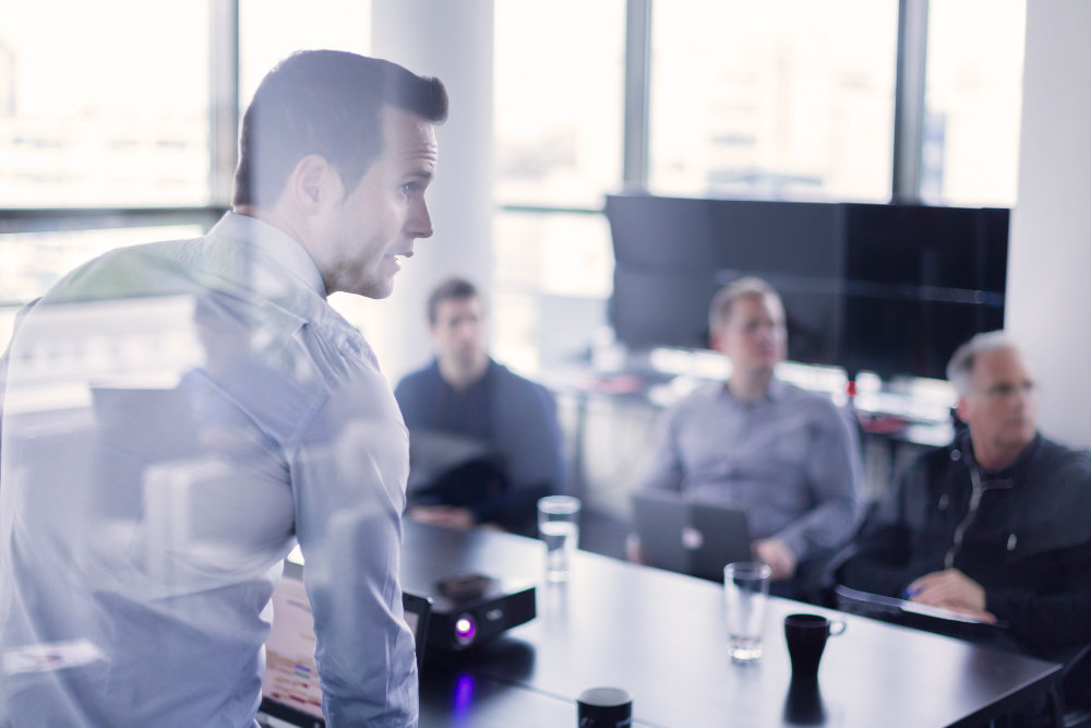 Séance de media training pour préparer la communication de crise face aux journalistes