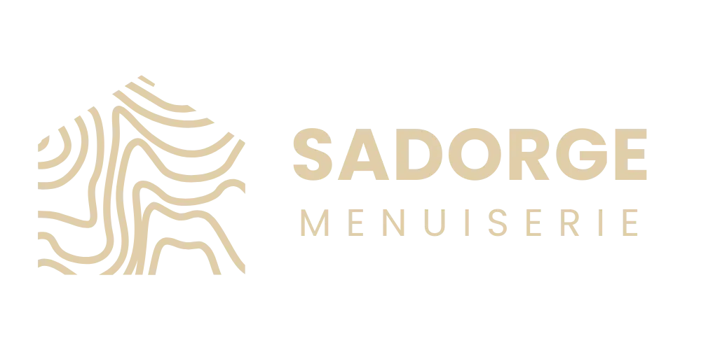 Logo de SADORGE Menuiserie avec une maison stylisée en lignes ondulées beige à gauche.