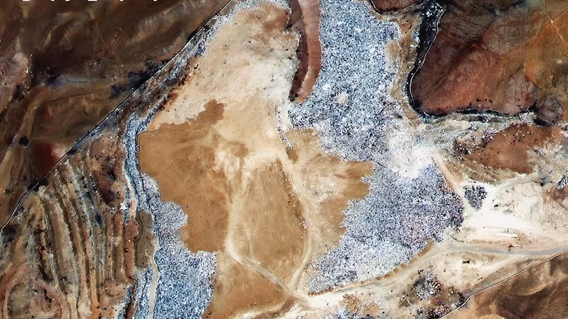 Satellite view of the clothing dump in the desert near Alto Hospicio