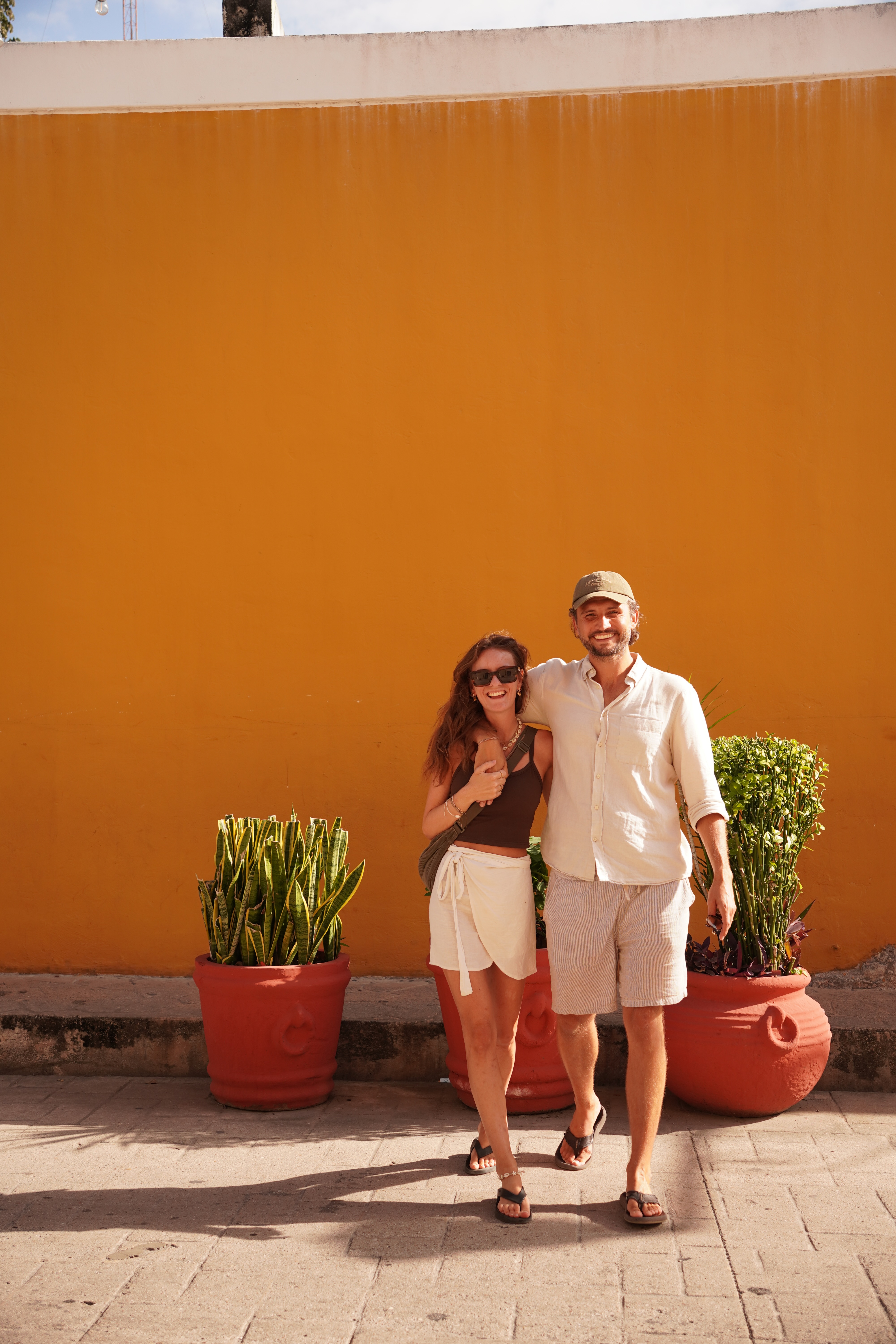 Sandra und Sascha vor warmem, orangefarbenem Hintergrund