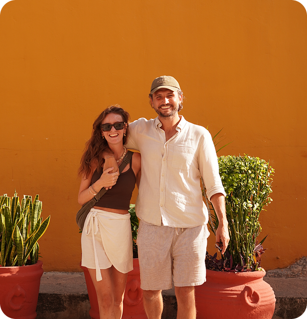 Sandra und Sascha vor warmem, orangefarbenem Hintergrund