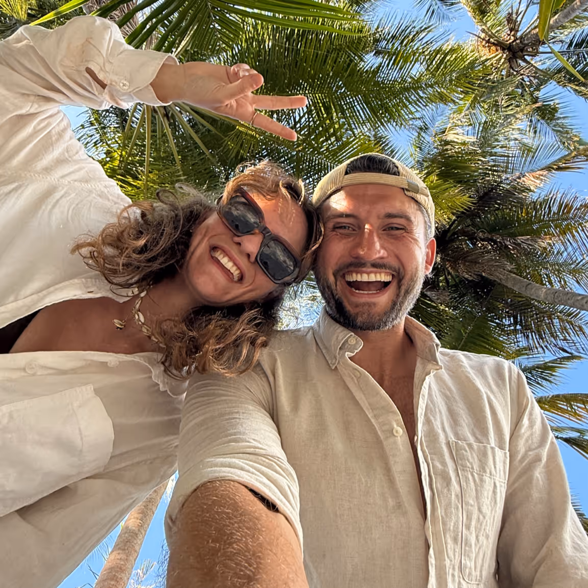 Sandra und Sascha vor warmem, orangefarbenem Hintergrund