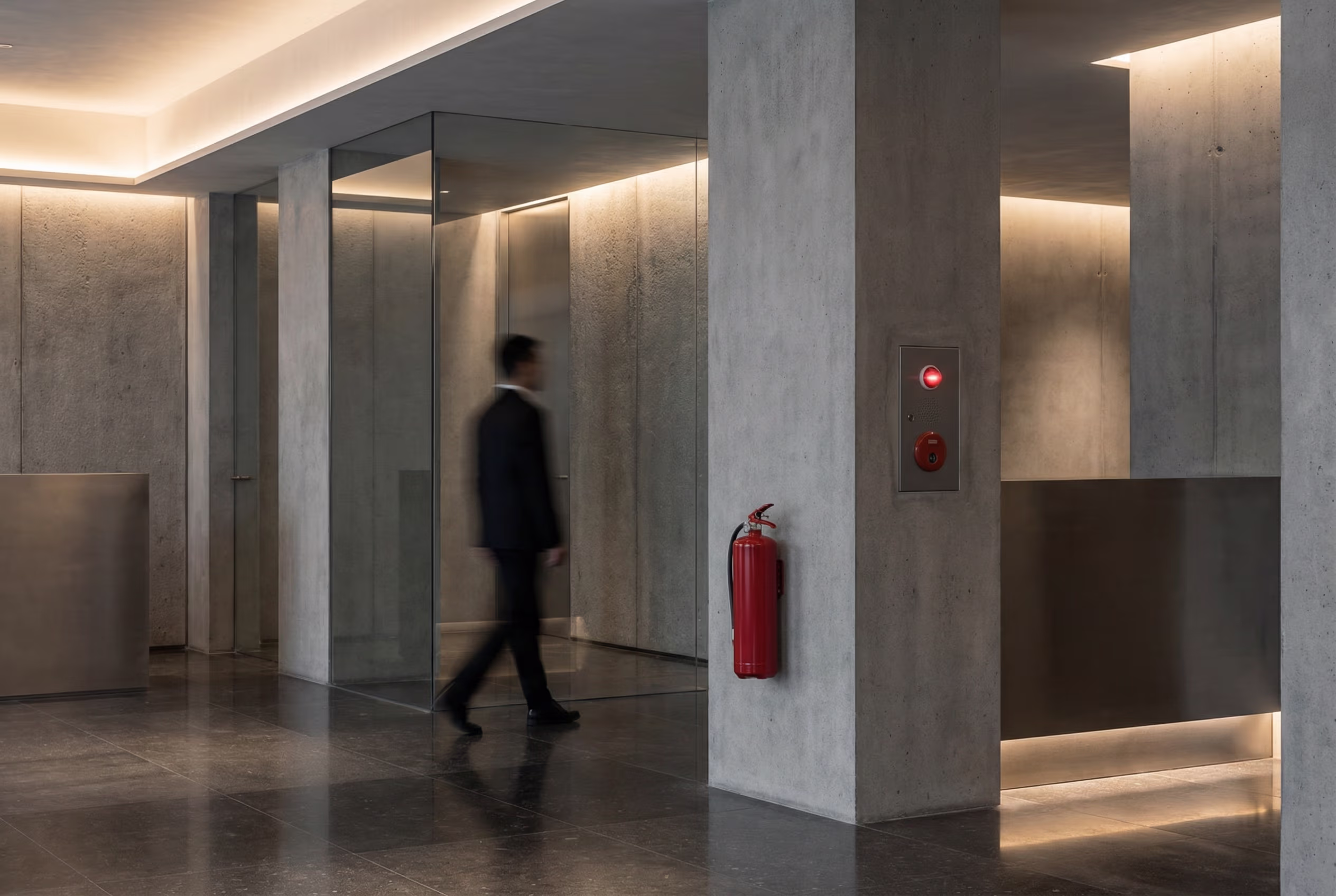 Hotelingang met geïnstalleerde brandveiligheidsvoorzieningen