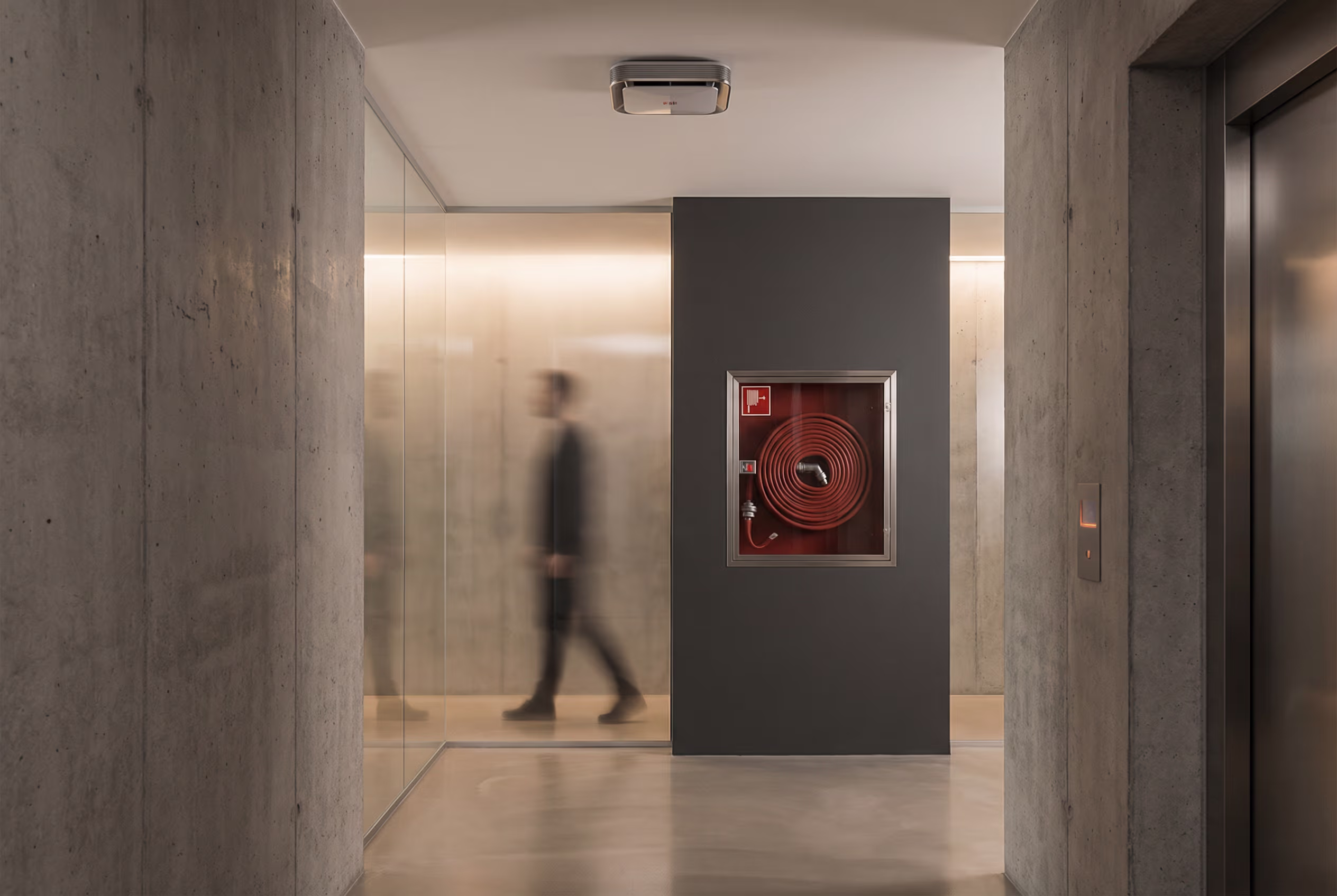 Gang in een appartementsgebouw met geïnstalleerde brandveiligheidsvoorzieningen