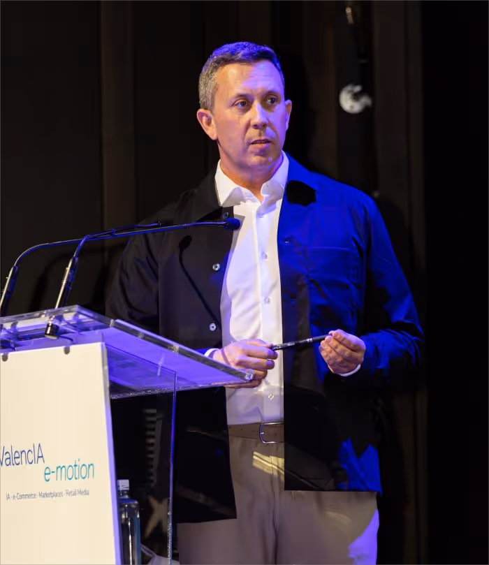 Pablo Renault moderando una mesa redonda.