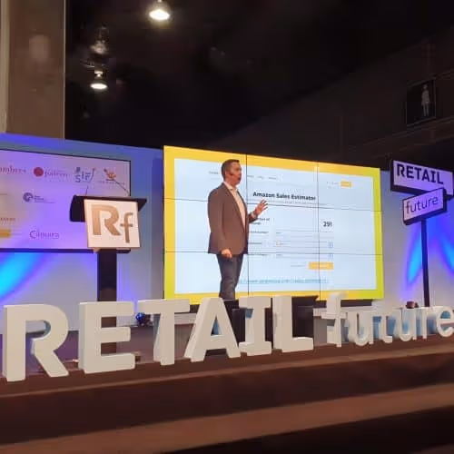 Pablo Renaud en el escenario del evento Retail Future. 