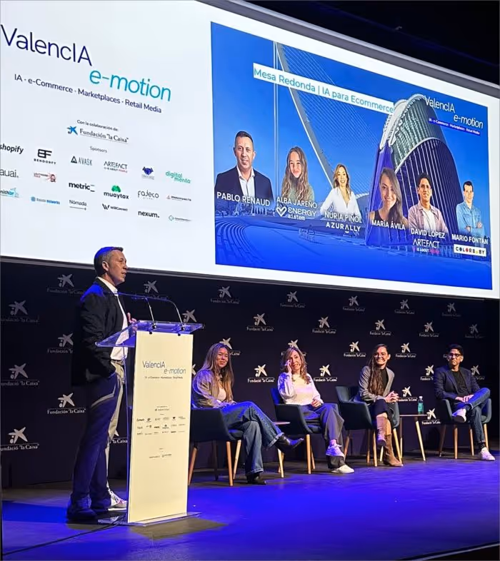 Pablo Renaud como moderador en un evento de e-commerce. 