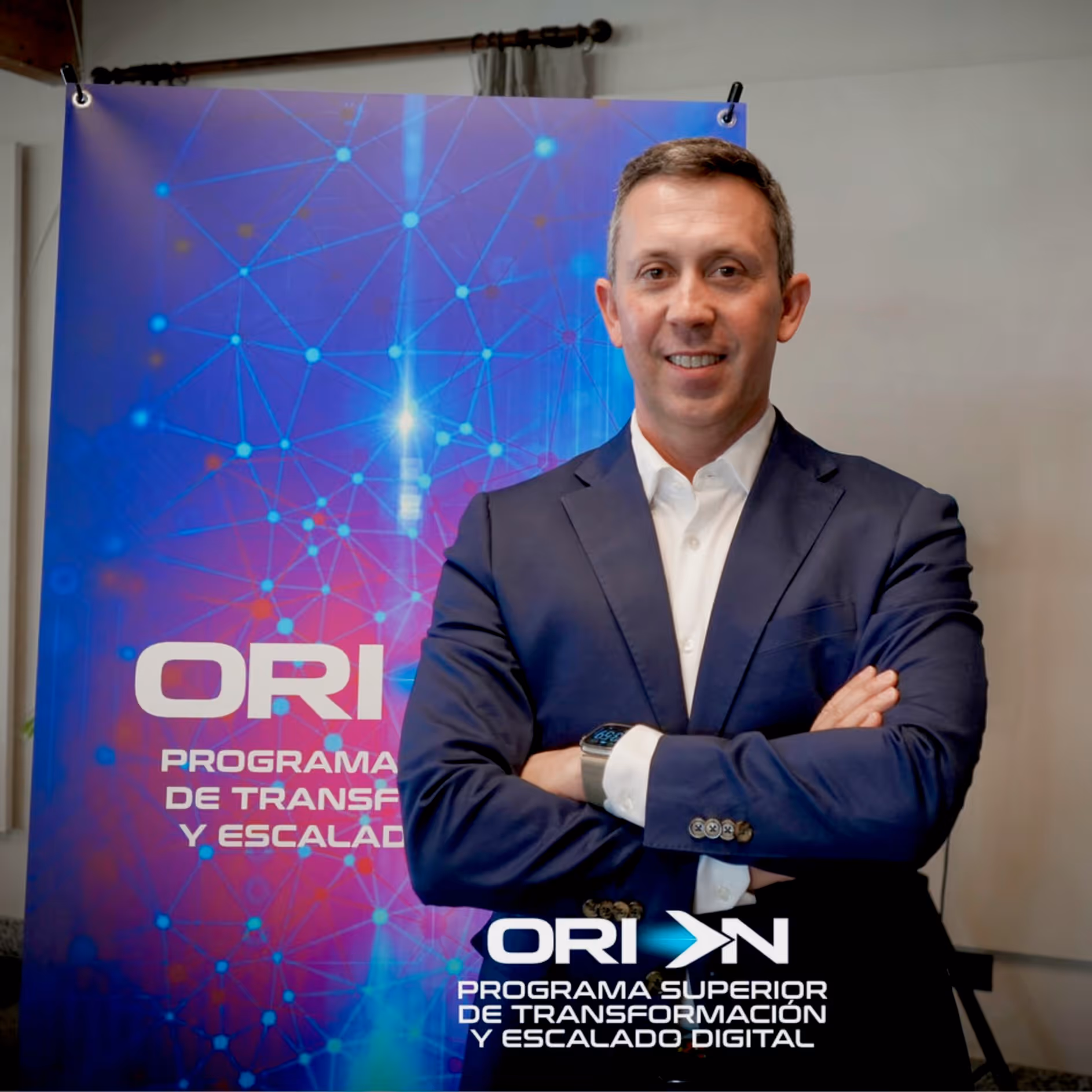 Pablo Renaud impartiendo una formación a empresarios en el programa ORION, junto al cartel oficial