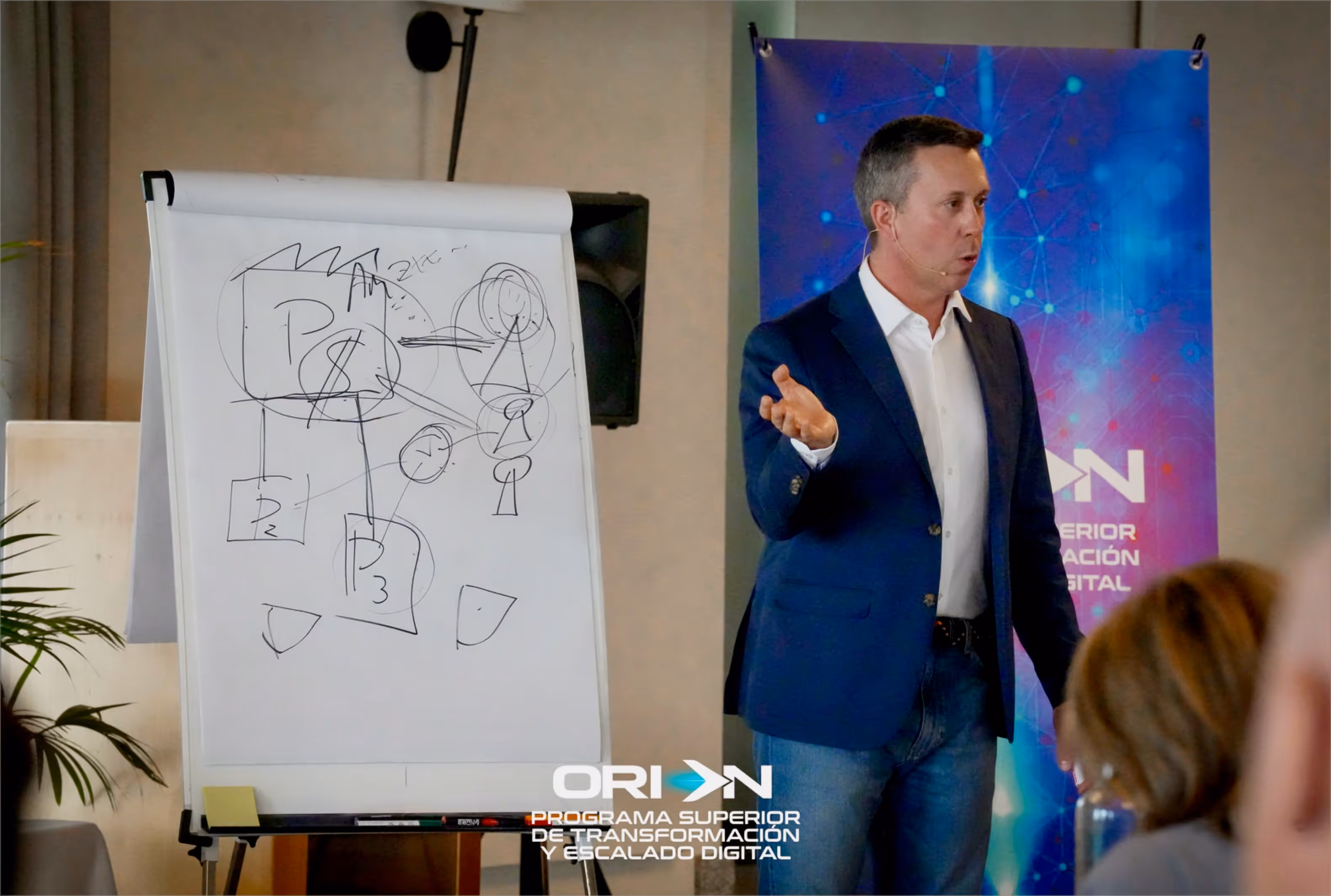 Pablo Renaud impartiendo una formación a empresarios en el programa ORION - pizarra
