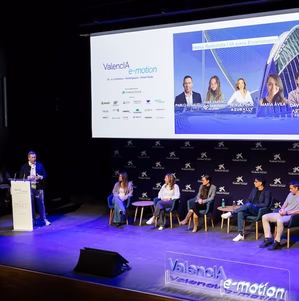 Pablo Renaud moderando una mesa redonda en el evento Valencia IA. 