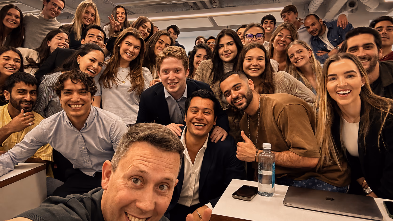 Selfie de Pablo Renaud en clase con alumnos de IE Business School