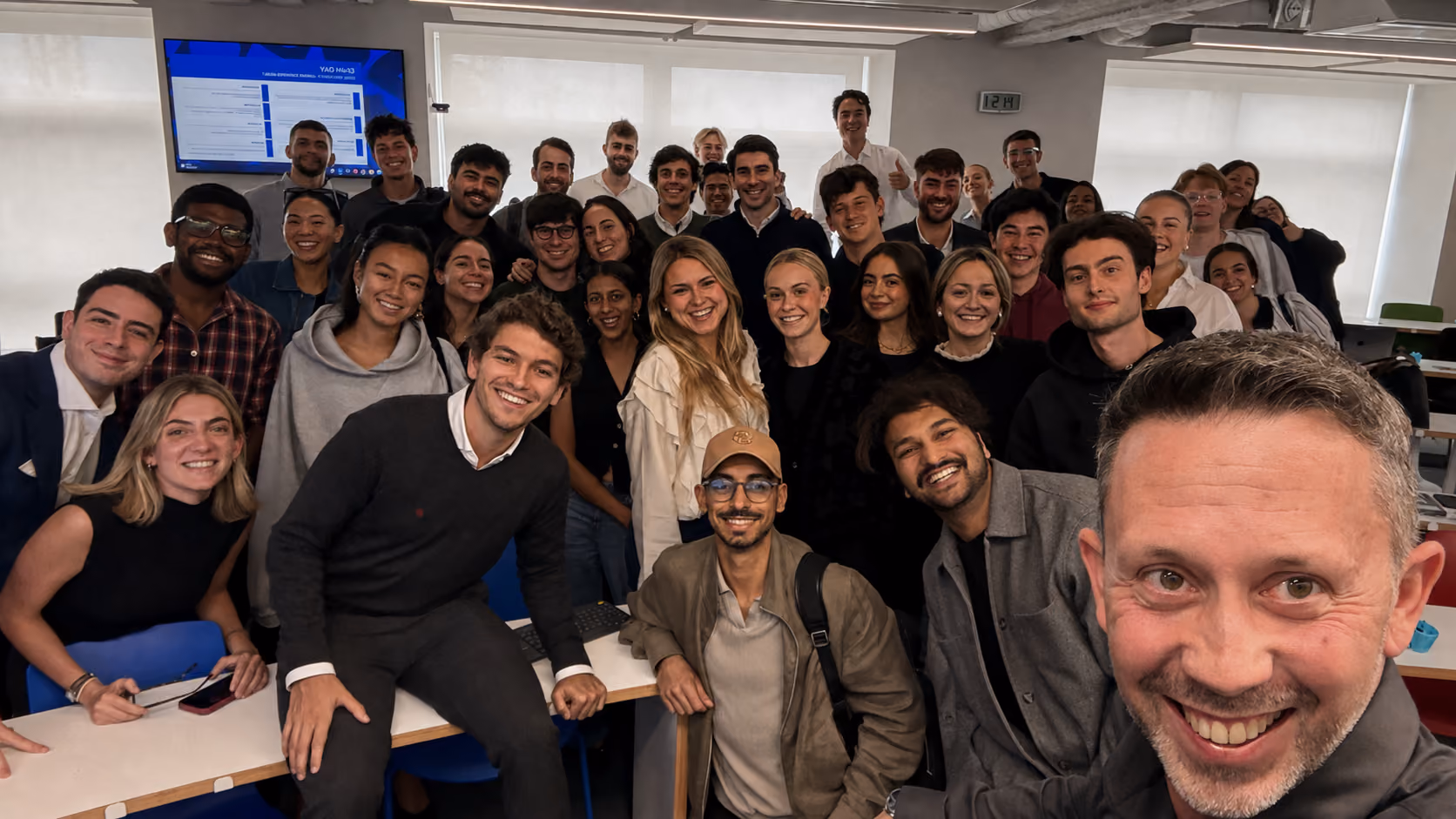 Pablo Renaud en clase con alumnos de IE Business School