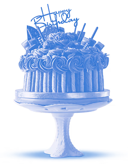 Gâteau d'anniversaire décoré de glaçage en roses et de décorations en chocolat sur un support blanc.