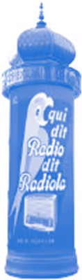 Tour publicitaire bleue vintage en forme de phare avec un perroquet blanc et le texte Qui dit Radio dit Radiola.