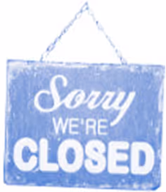 Panneau bleu suspendu avec l'inscription blanche 'Sorry we're closed'.