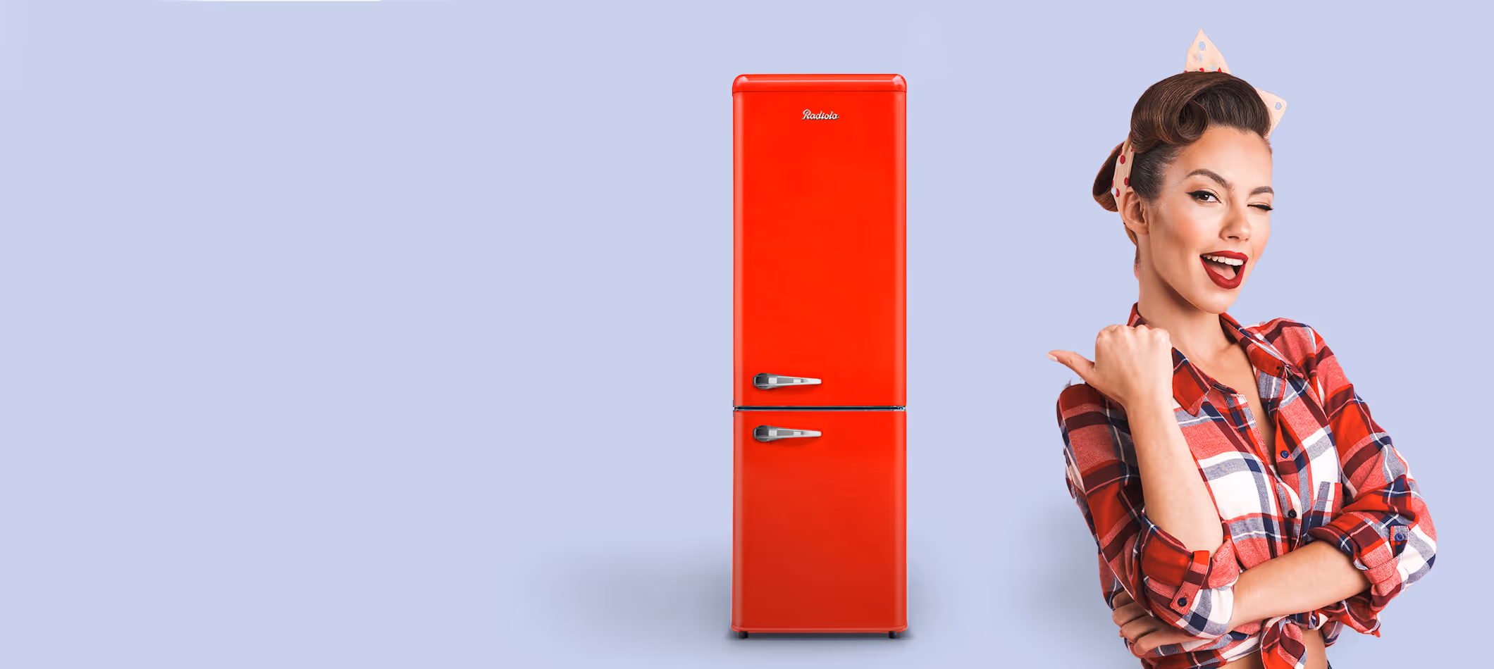 Réfrigérateur rouge rétro à deux portes à gauche et femme souriante en chemise à carreaux rouges faisant un clin d'œil à droite.