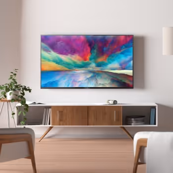 Télévision murale affichant une image colorée abstraite au-dessus d'un meuble en bois avec des plantes et des sièges autour dans un salon moderne.