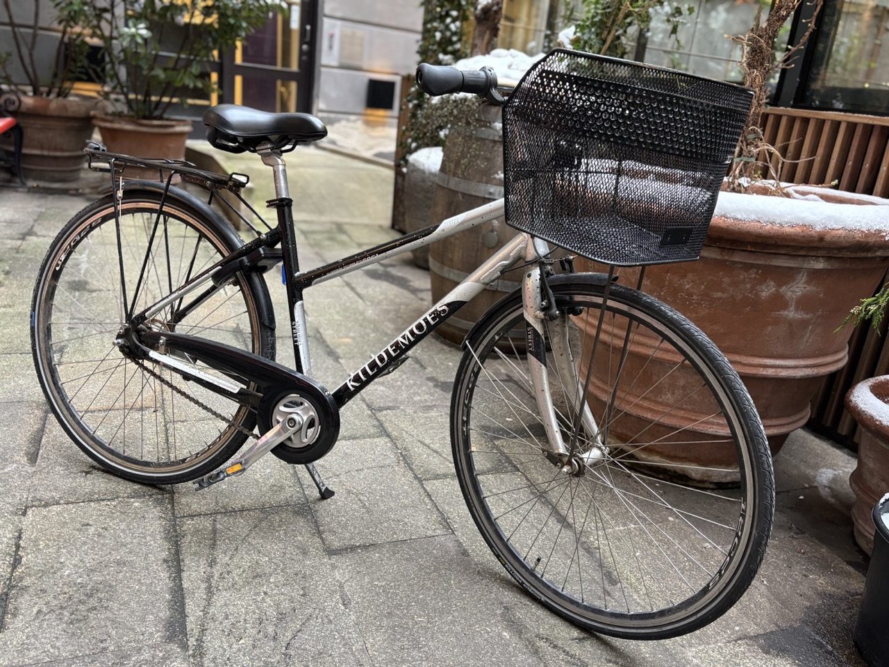 [background image] image of urban street scene (for a courier & delivery service)