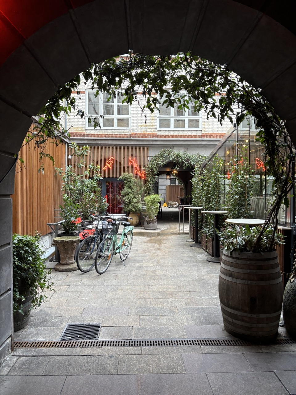 [background image] image of urban street scene (for a courier & delivery service)