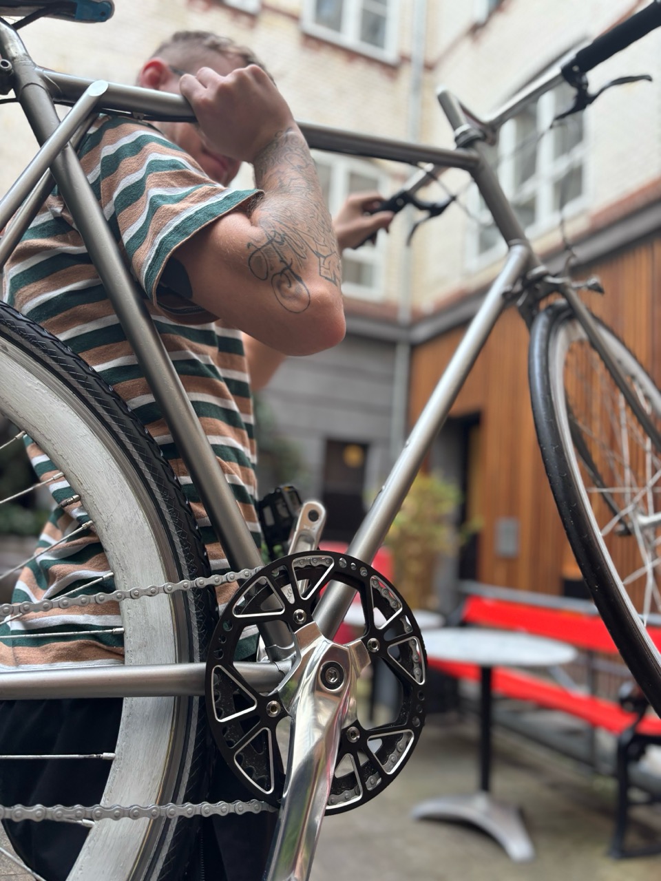 [background image] image of urban street scene (for a courier & delivery service)