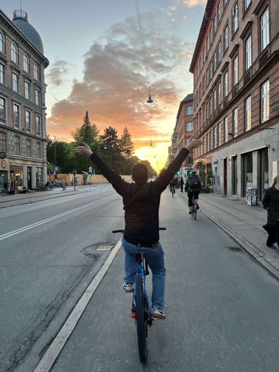 [background image] image of urban street scene (for a courier & delivery service)