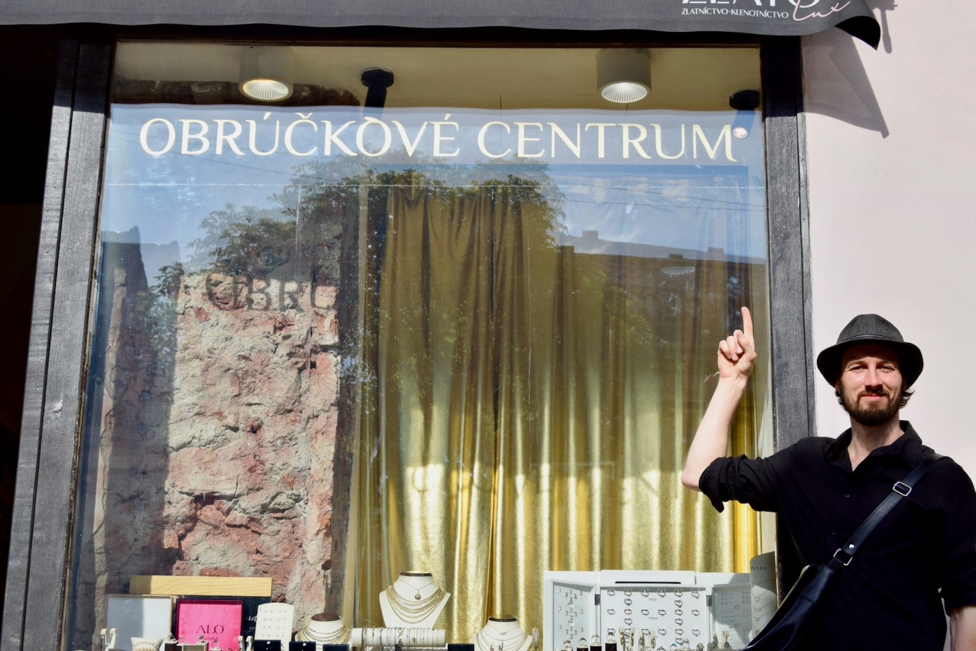 Zlátený výklad Obrúčkového centra Luxe