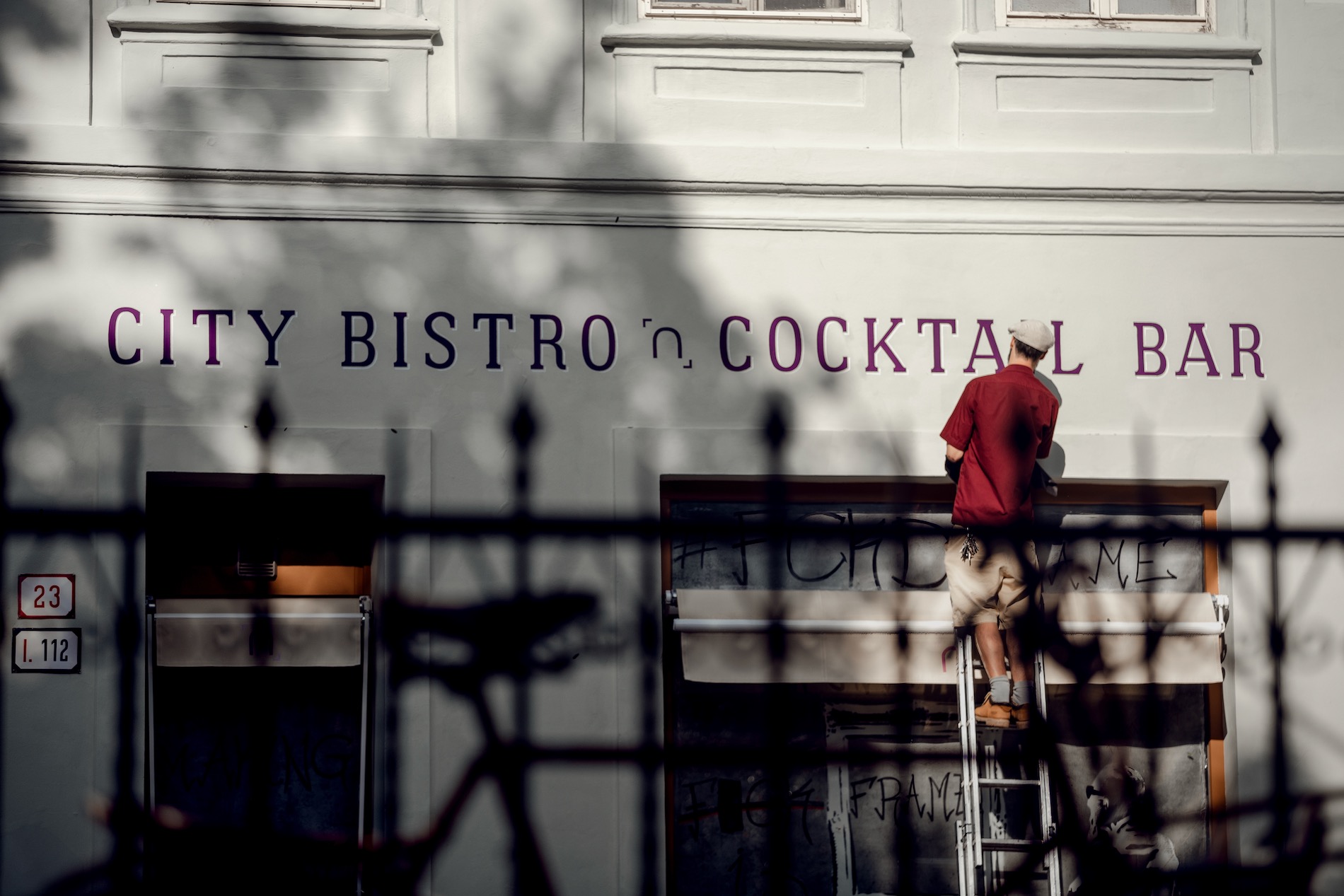 Zlátené sklo a písmomaľba na fasáde Freym