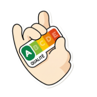 Main tenant une étiquette de qualité avec des couleurs allant du vert au rouge et les lettres A, B, C, D, E.