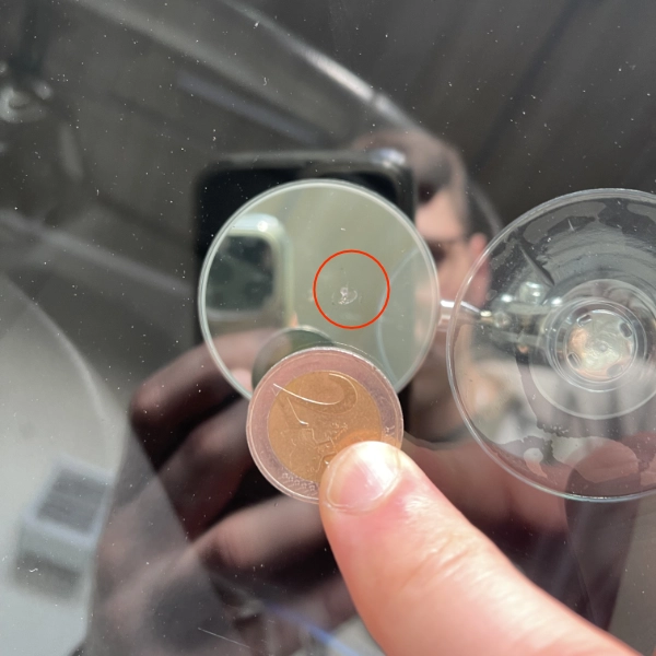 Steinschlag in der Windschutzscheibe Größenvergleich 2-Euro-Münze