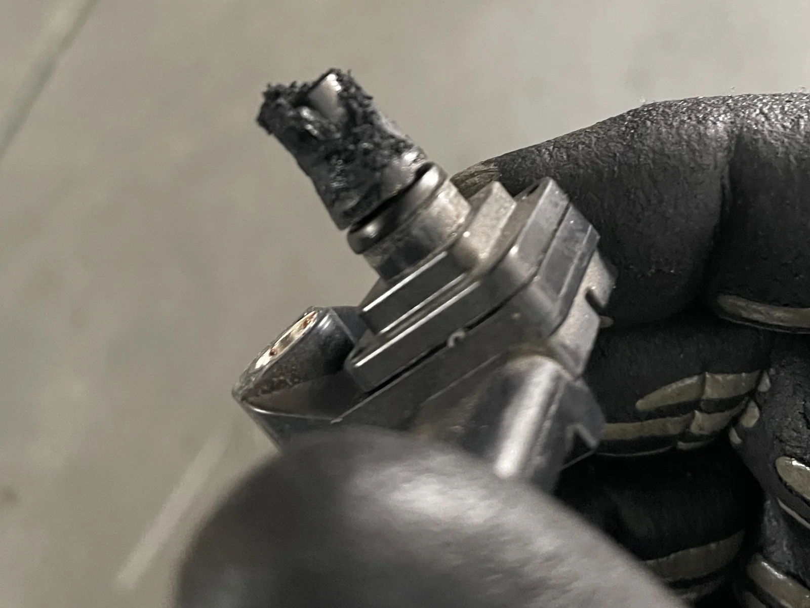 Mit Ablagerungen zugesetzter Ladedrucksensor aus einem BMW F31 318d xDrive