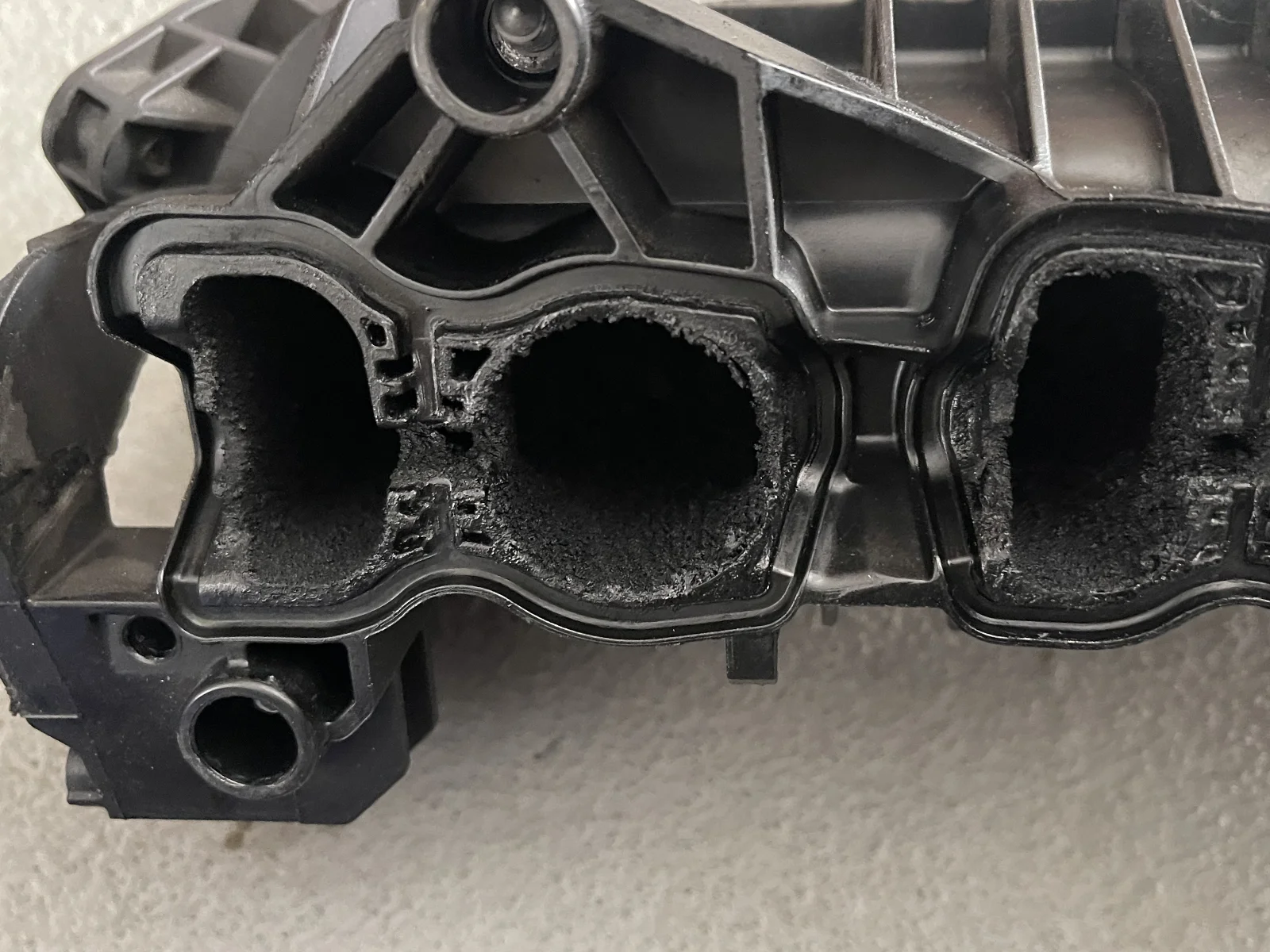 Stark verkokte einzelne Ansaugwege einer BMW-N47-Ansaugbrücke
