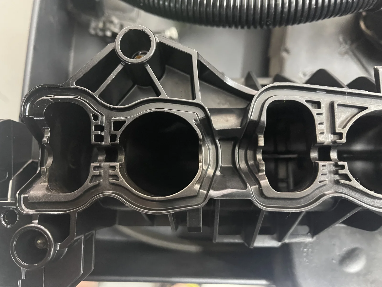Gereinigte Ansaugbrücke eines BMW F31 318d xDrive mit N47-Dieselmotor - Bild 2 