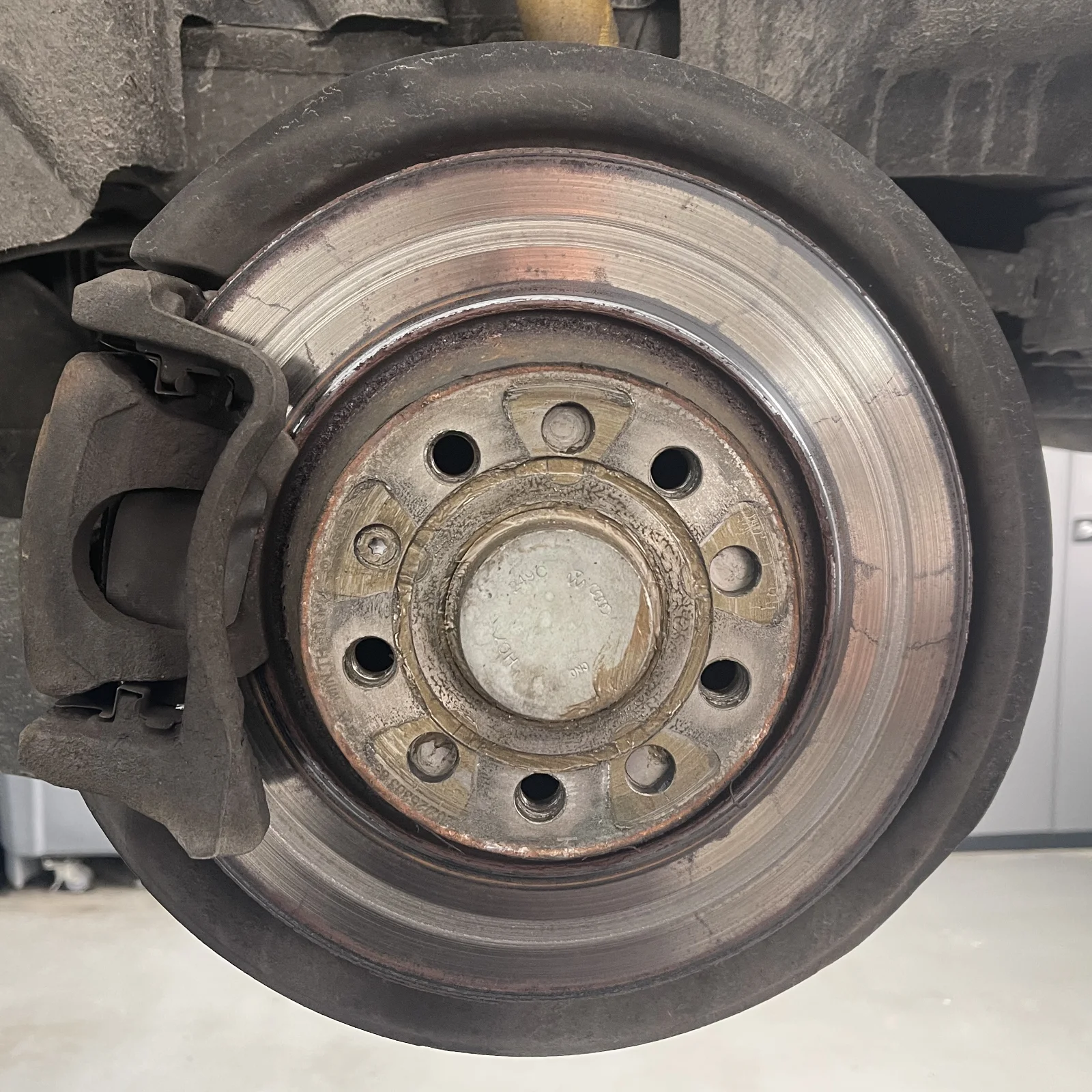 Stark verschlissene hintere Bremsscheibe an einem Fahrzeug der Sharan/Alhambra-Baureihe