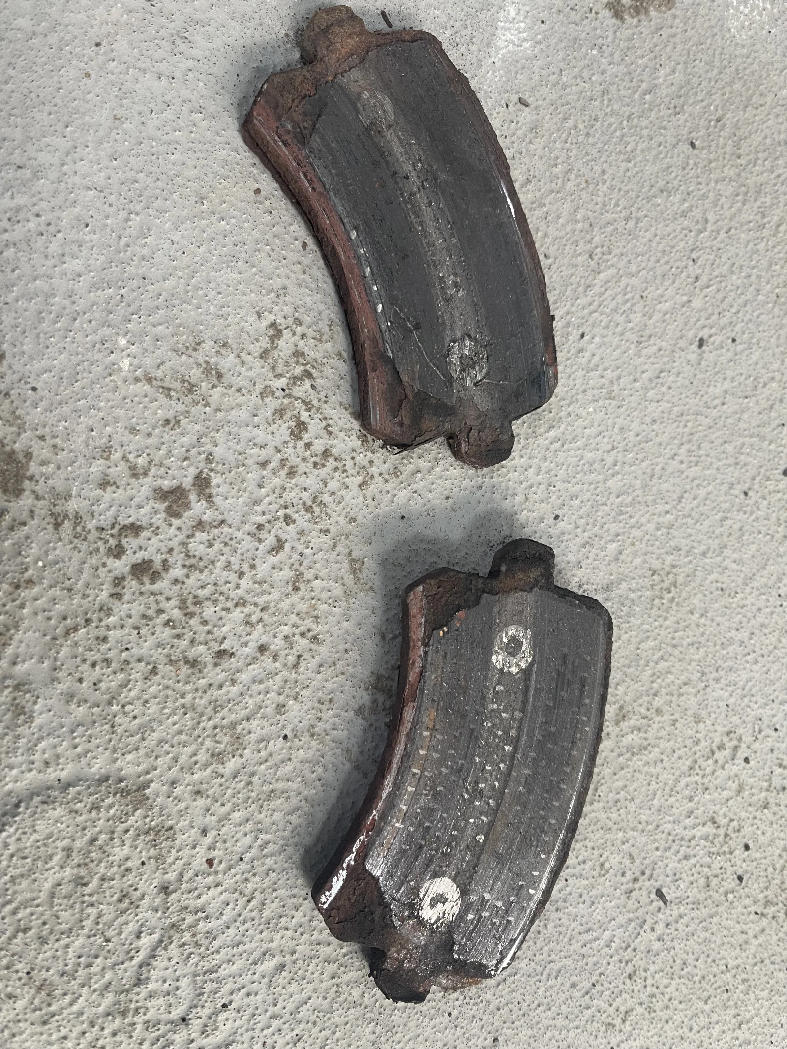 Bis auf die Trägerplatte verschlissene Bremsbeläge