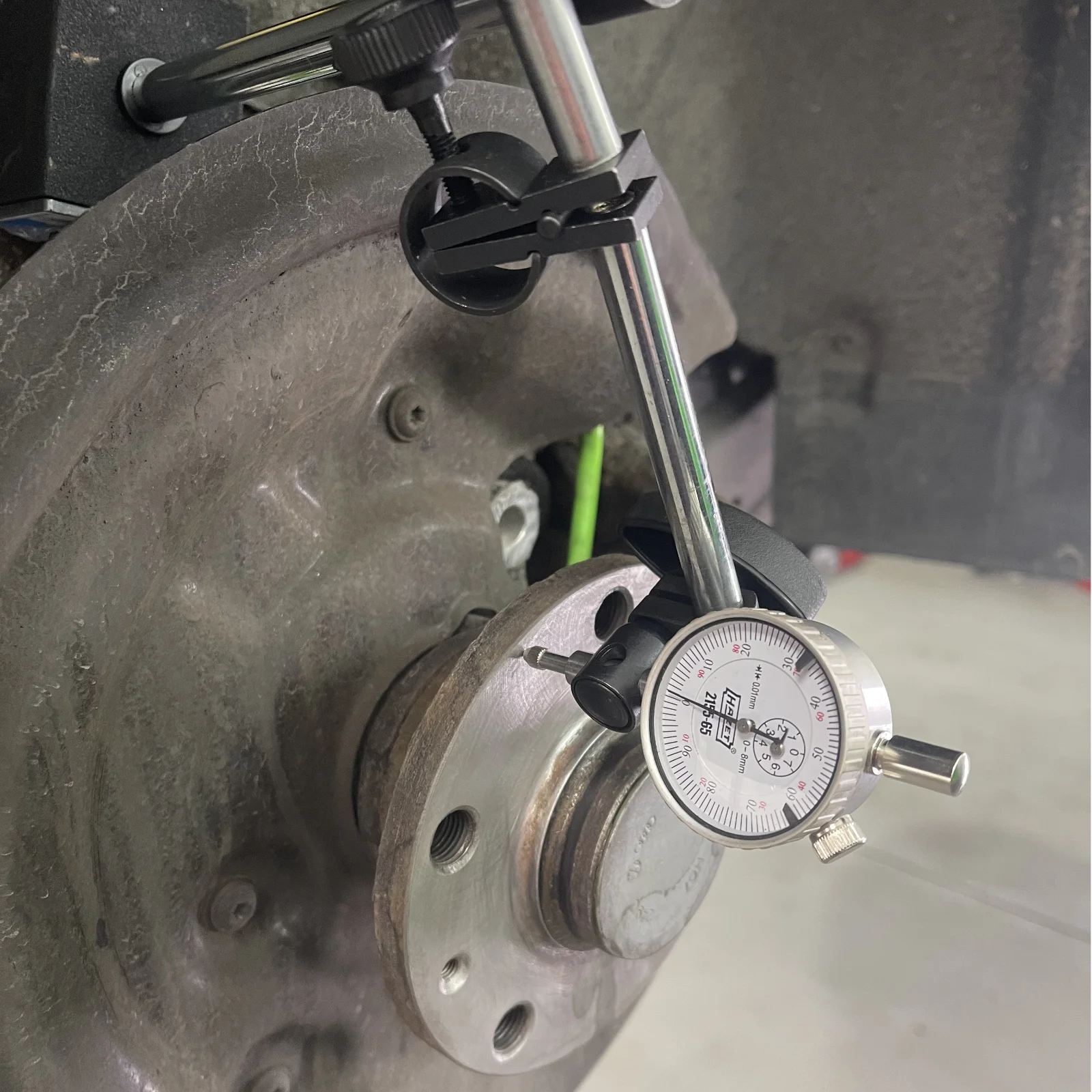 Seitenschlag der Radnabe mit Messuhr und Magnethalter prüfen