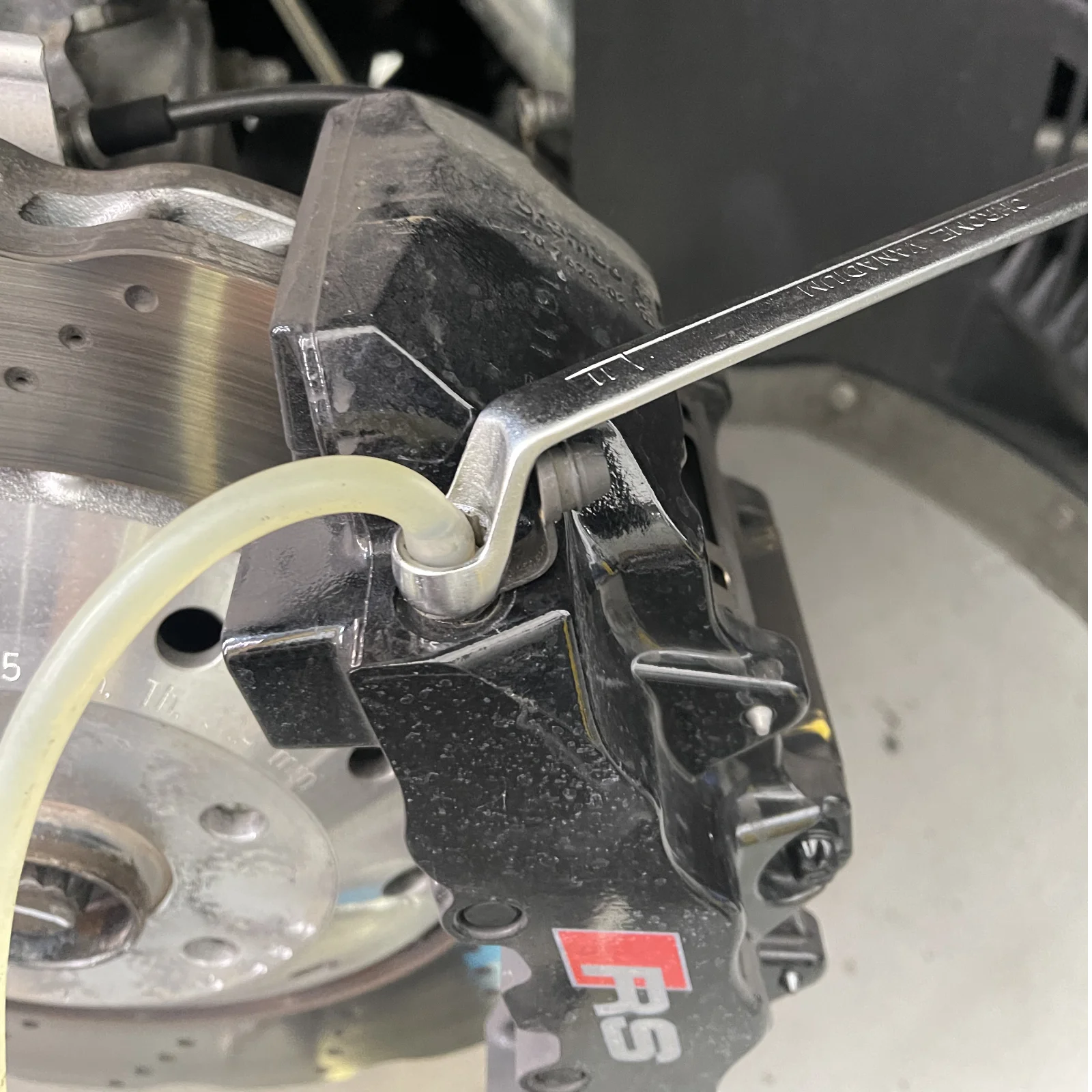 Mehrkolben-Bremssattel einer Audi TT-RS-Bremsanlage außen und innen vollständig entlüften