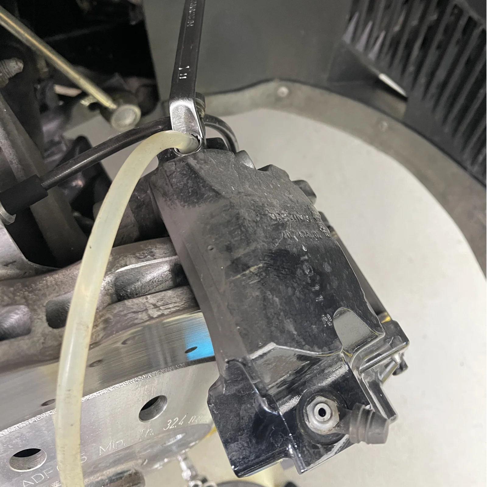 Mehrkolben-Bremssattel einer Audi TT-RS-Bremsanlage außen und innen vollständig entlüften
