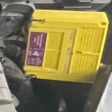 Eingebauter Marderschutz mit Ultraschall und Hochspannungs-Kontaktplatten