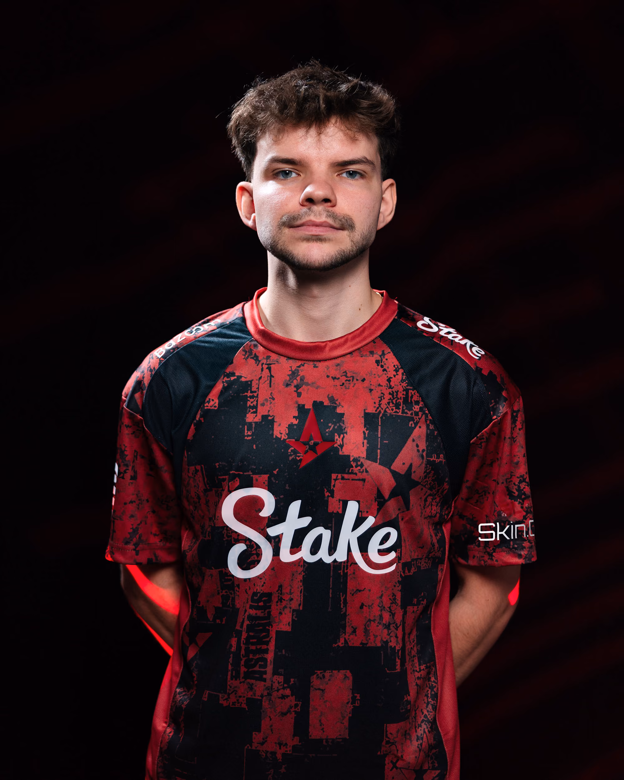 Kamil “siuhy” Szkaradek wearing the Astralis red and black esports jersey, front view.