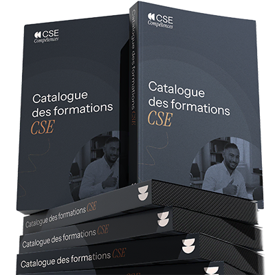 Pile de livres intitulés 'Catalogue des formations CSE' avec une image en noir et blanc d'un formateur CSE souriant en arrière-plan.